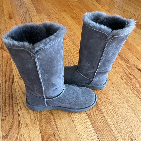 Ugg Gray Bailey Button Triple - Picture 2 of 8
